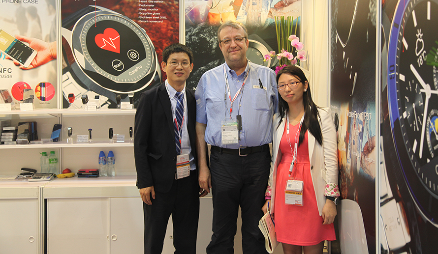 2015年4月香港环球资源展，PEARL 公司总裁参观JULIAANN女医生在办公室展位